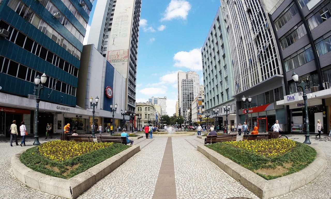 Rua XV no centro. Um dos locais mais indicados para quem quer morar sozinho em Curitiba