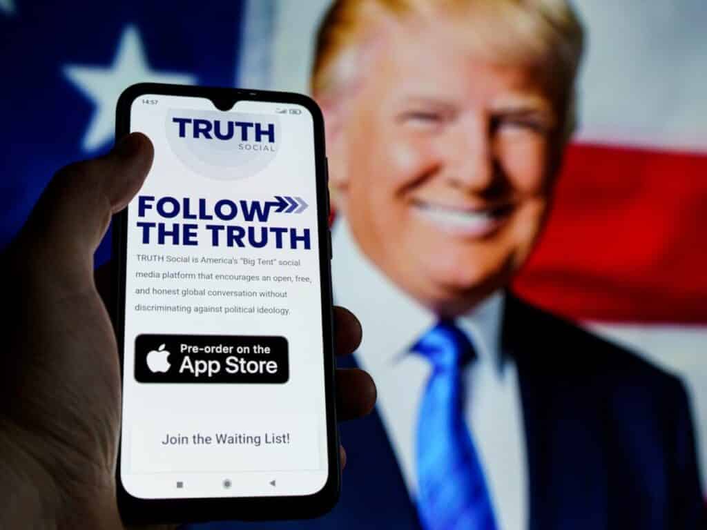 Trump divulgando sua rede Truth Social - Divulgação