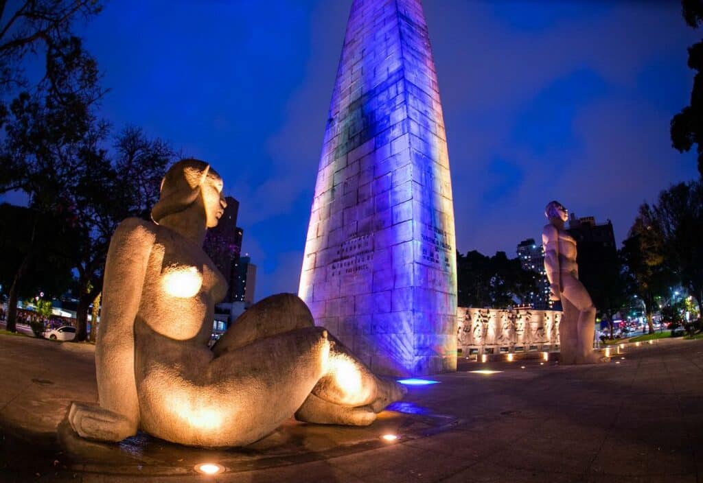 Praça 19 de Dezembro ganha nova iluminação cênica no Obelisco e nas esculturas do Homem nu e da Mulher nua.  -  Foto: Daniel Castellano / SMCS