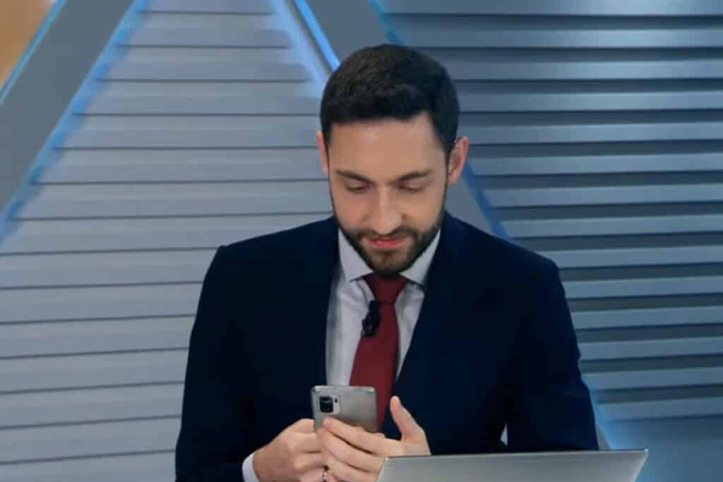 O apresentador Vitor Brown do programa Os Pingos nos Is, na Jovem Pan News foi surpreendido com a câmera enquanto mexia no celular.
