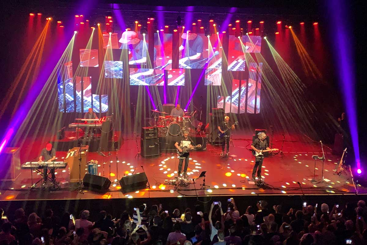 Banda Dire Straits Legacy, se apresenta no palco do Teatro Positivo.