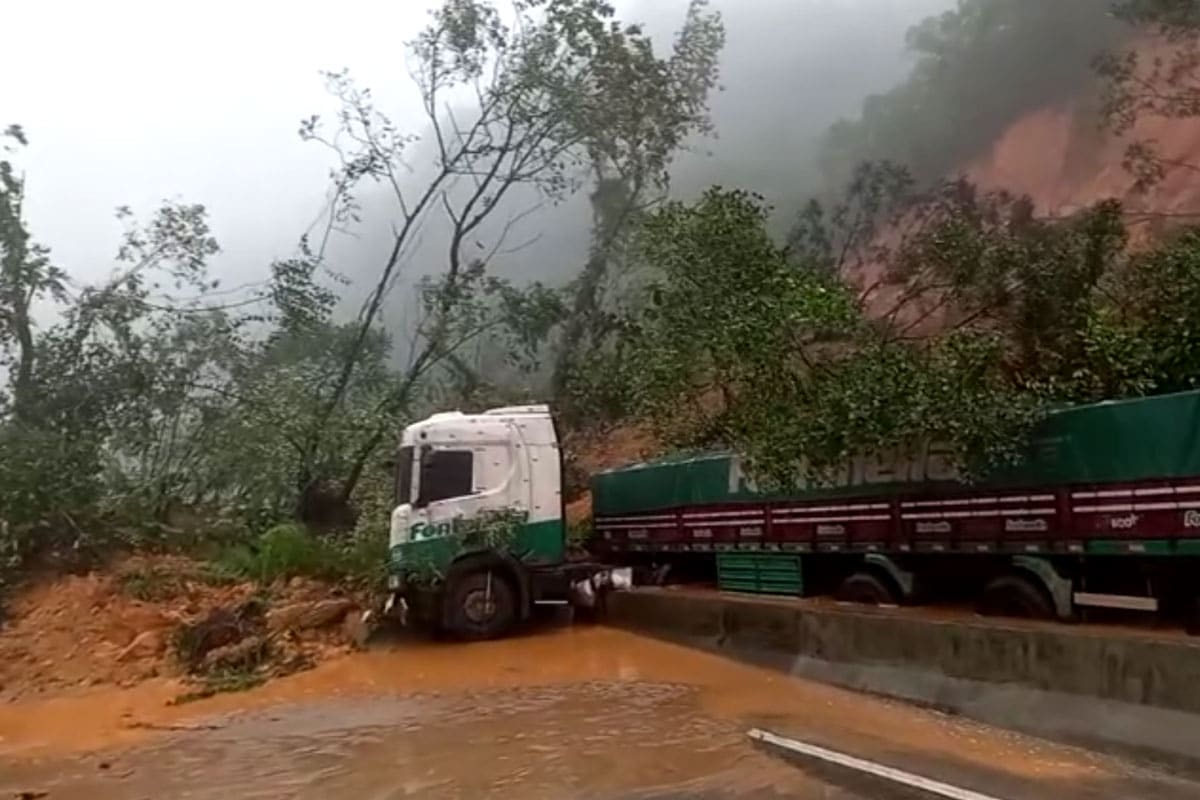 BR-376 foi atingida por queda de barreira no km 669 - Imagem reporte Tiago Silva - RIC TV