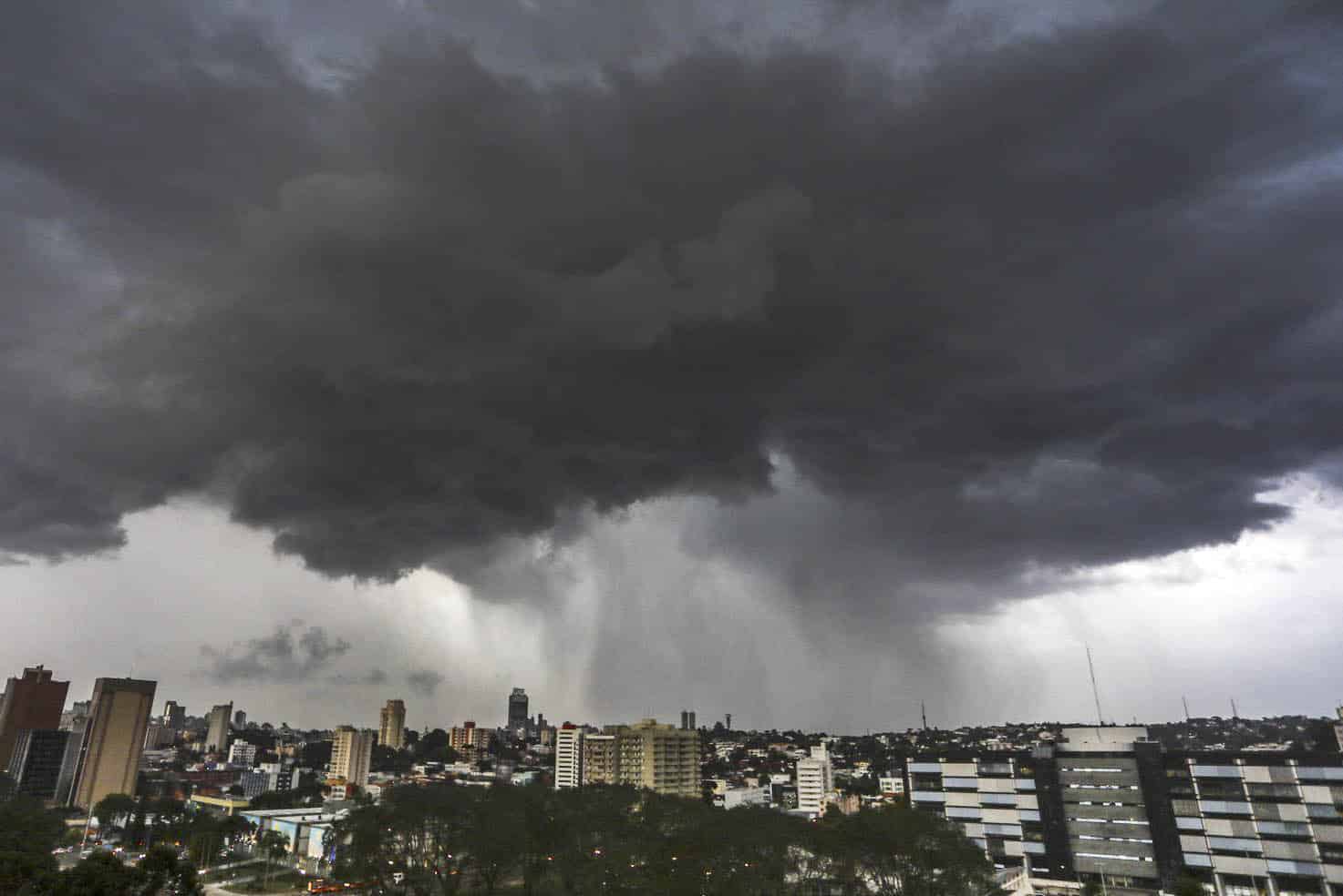 Tempo em Curitiba e boa parte do Brasil é de instabilidade. Foto: Daniel Castellano/SMCS - Arquivo