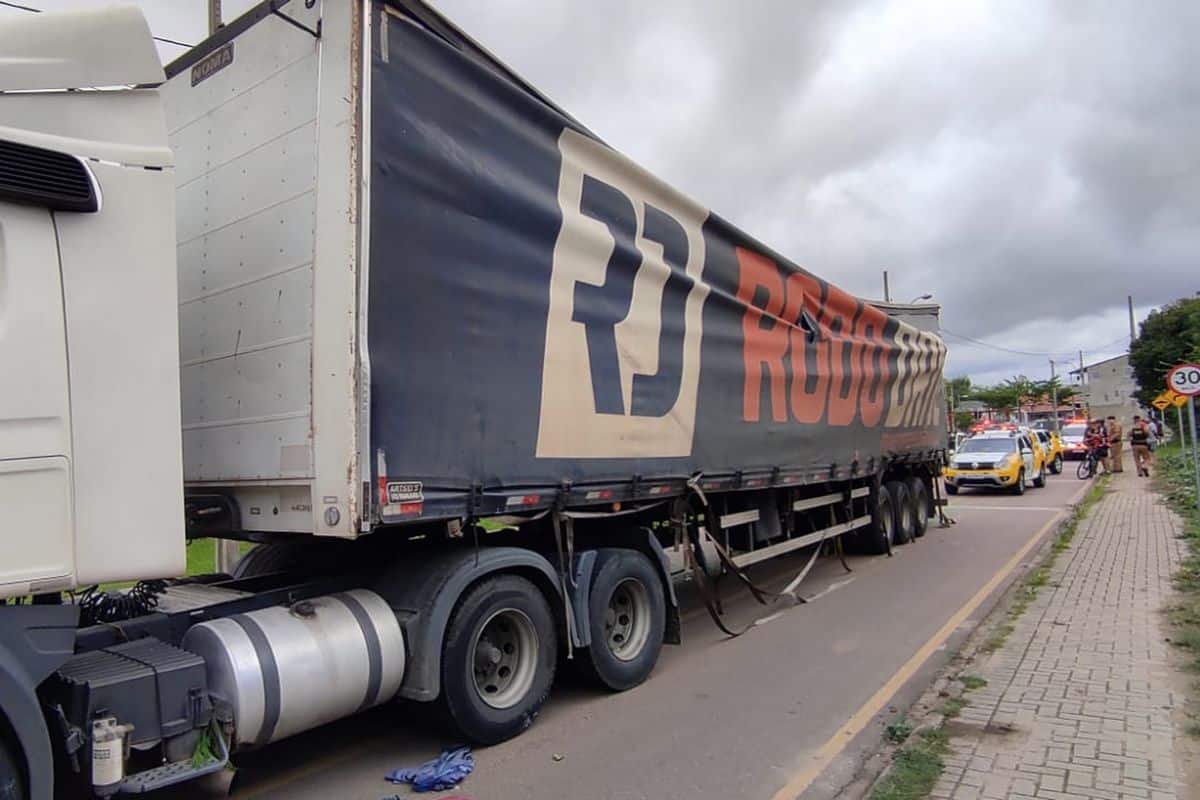 Polícia Militar prendeu motorista de carreta alucinado, que atingiu mais de 10 veículos em Curitiba - Foto: SESP